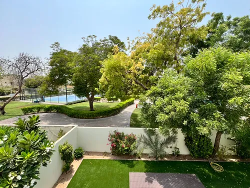 4 Bedrooms Villa in Meadows 6