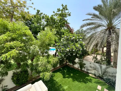 4 Bedrooms Villa in Meadows 6