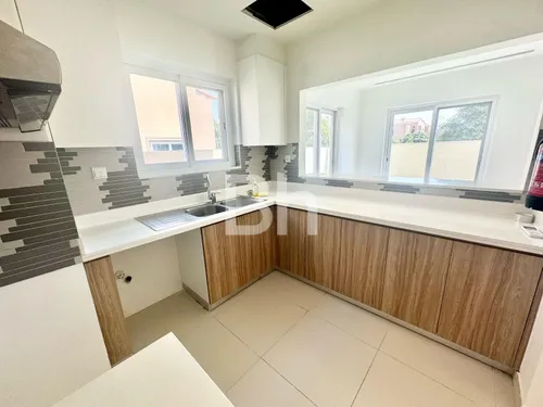 4 Bedrooms Villa in La Rosa 6