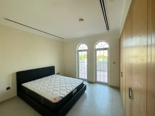 4 Bedrooms Villa in Jumeirah Park