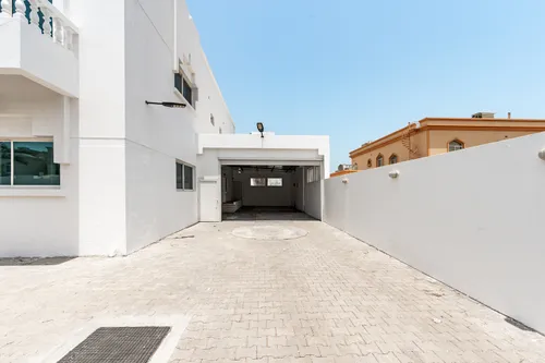5 Bedrooms Villa in Umm Suqeim 2