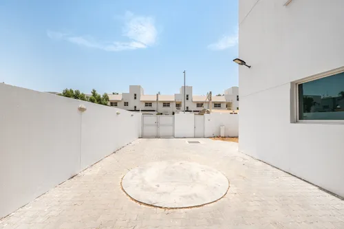 5 Bedrooms Villa in Umm Suqeim 2