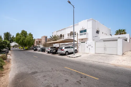 5 Bedrooms Villa in Umm Suqeim 2