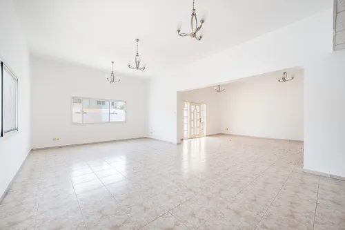 5 Bedrooms Villa in Umm Suqeim 2