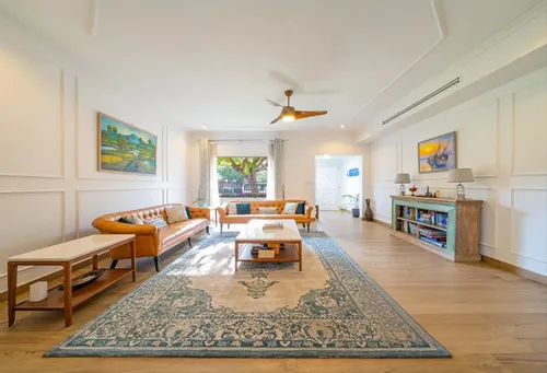 4 Bedrooms Villa in Meadows 9