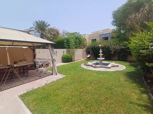 Upgraded | Large Garden | Opposite Pool And Park