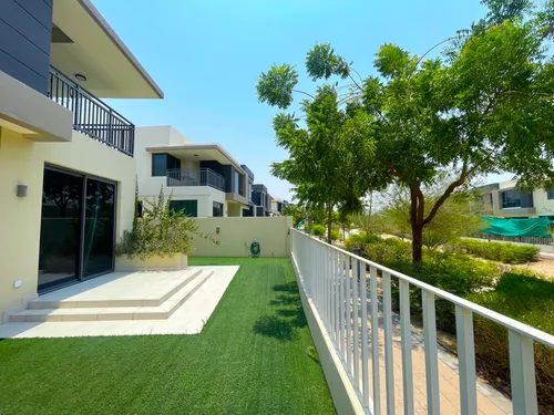 5 Bedrooms Villa in Maple 1