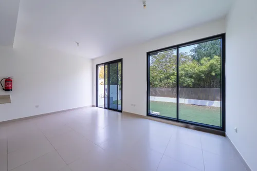 4 Bedrooms Townhouse in Maple 3