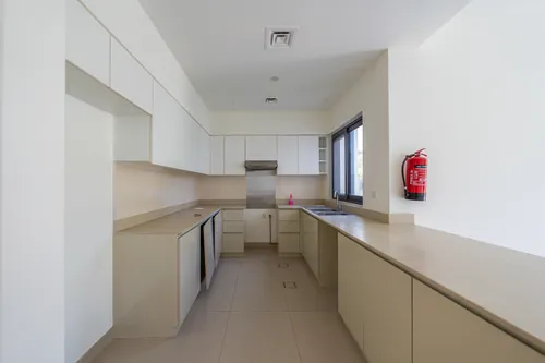 4 Bedrooms Townhouse in Maple 3