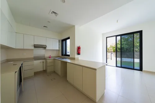 4 Bedrooms Townhouse in Maple 3