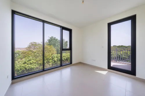 4 Bedrooms Townhouse in Maple 3