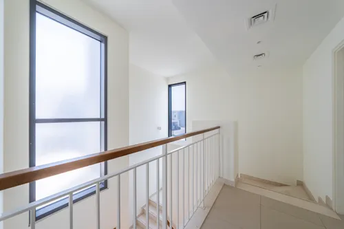 4 Bedrooms Townhouse in Maple 3