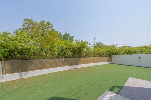 4 Bedrooms Townhouse in Maple 3