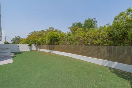 4 Bedrooms Townhouse in Maple 3