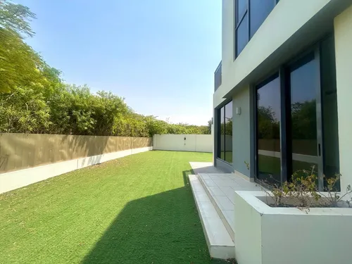 4 Bedrooms Townhouse in Maple 3