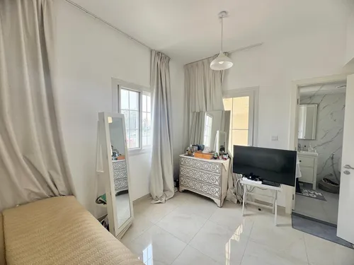 2 Bedrooms Villa in Springs 3