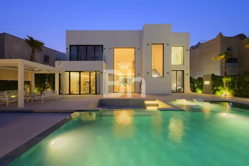 4 Bedrooms Villa in Garden Hall