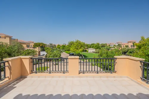 5 Bedrooms Villa in The Villa