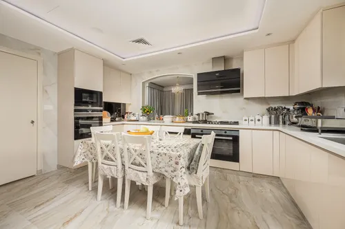 5 Bedrooms Villa in Meadows 3