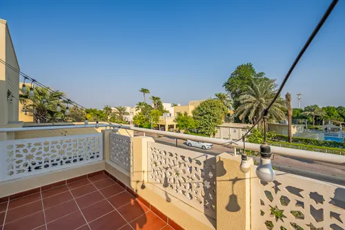 5 Bedrooms Villa in Meadows 3