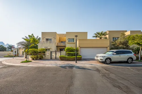 5 Bedrooms Villa in Meadows 3