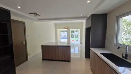 5 Bedrooms Villa in Meadows 2