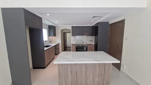 5 Bedrooms Villa in Meadows 2