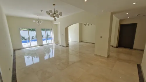 5 Bedrooms Villa in Meadows 2