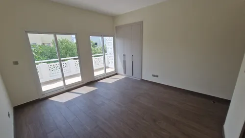 5 Bedrooms Villa in Meadows 2