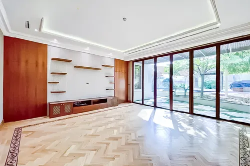 6 Bedrooms Villa in Sector HT